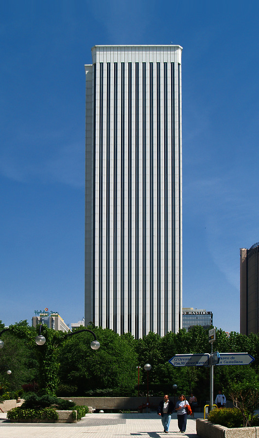 Torre Picasso by Cesar Serrano