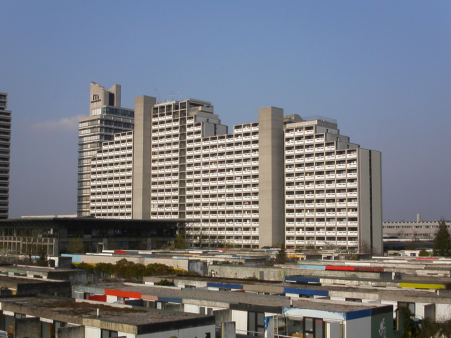 Helene-Mayer-Ring 7 by Cesar Serrano