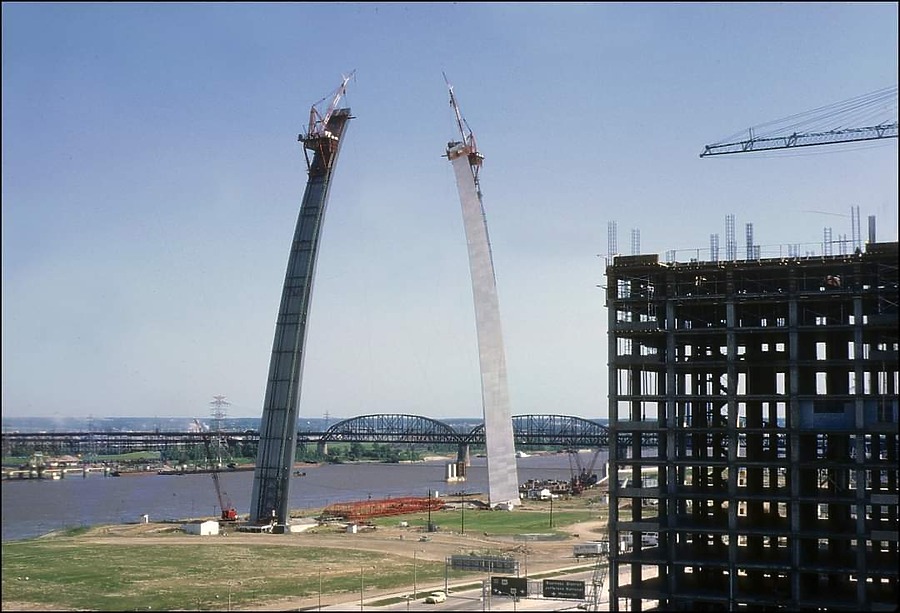 Gateway Arch by Benjamin Gravel