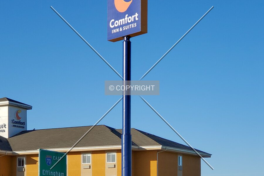 Comfort Inn & Suites Sign