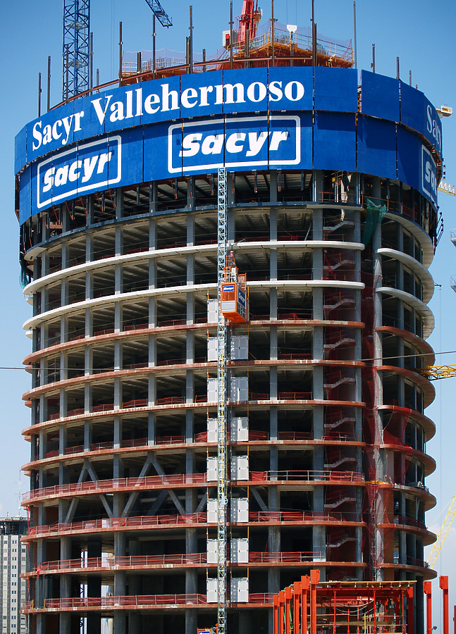 Torre Sacyr Vallehermoso by Cesar Serrano