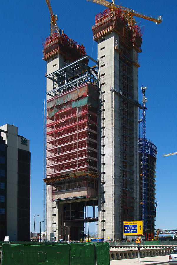 Torre Caja Madrid by Cesar Serrano