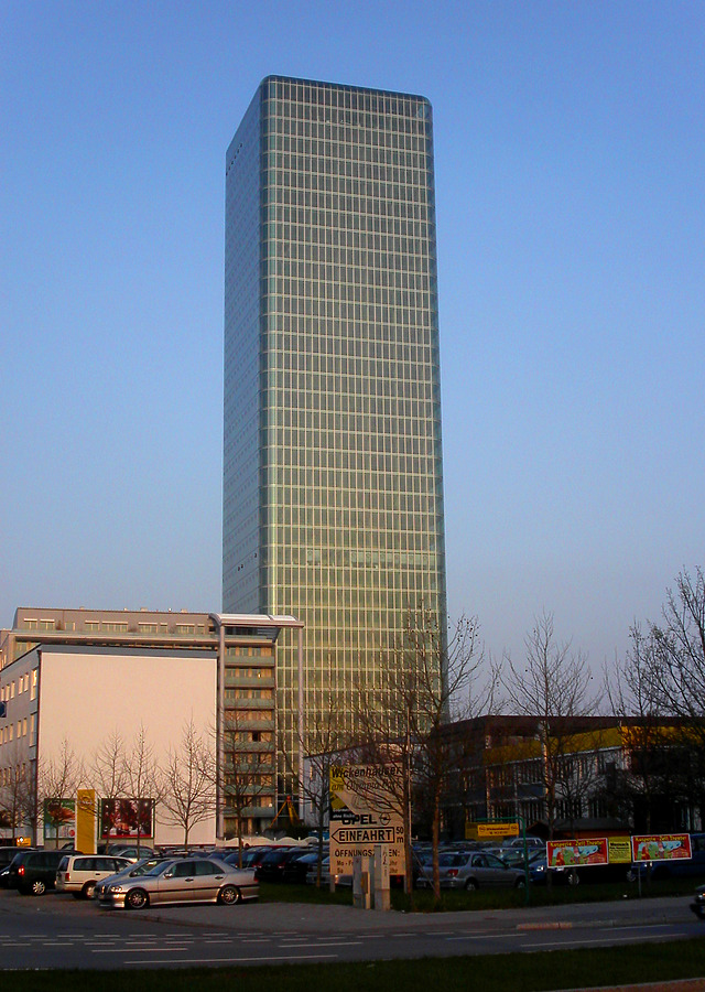 Hochhaus Uptown München by Cesar Serrano