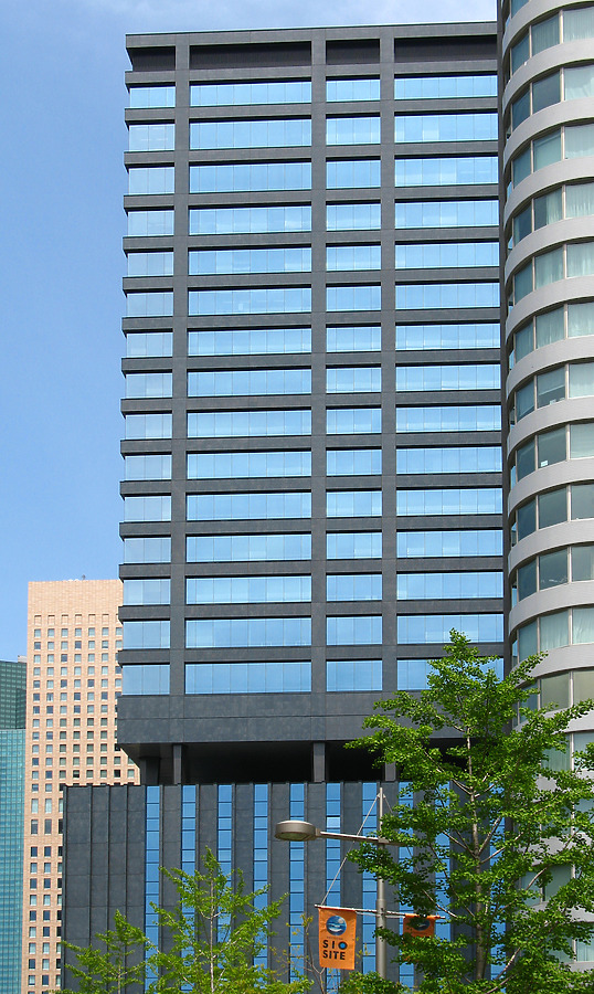 Shiodome Sumitomo Building by Kevin Hemphill