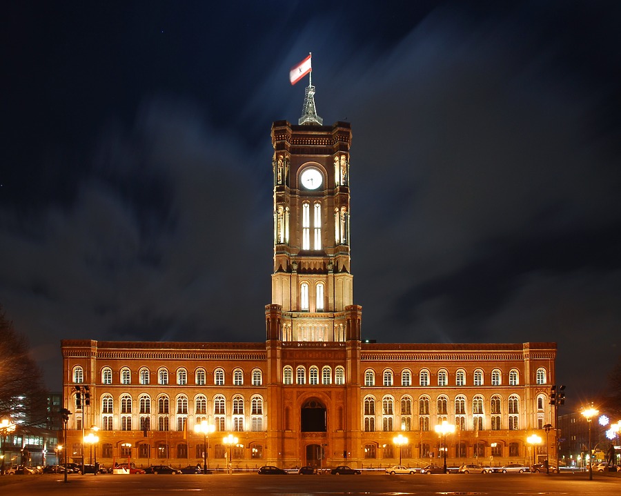 Rotes Rathaus by Huopa