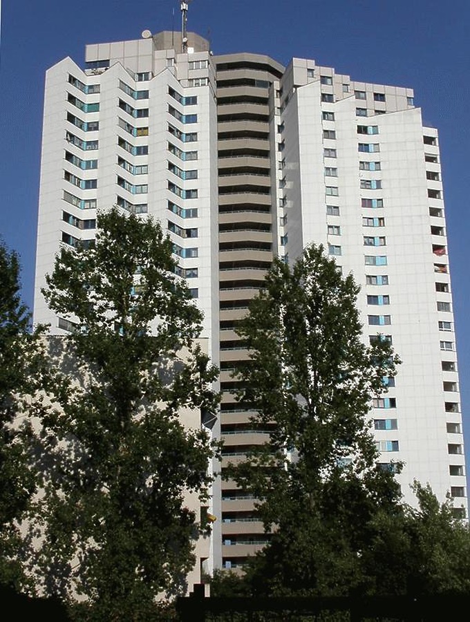 Zwickauer Damm 12 by Cesar Serrano