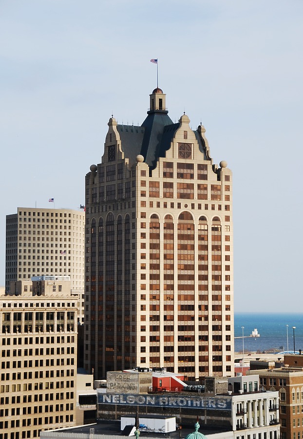 100 East Wisconsin by Huopa
