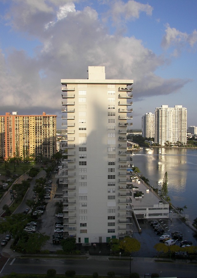 Winston Towers 200 by Rodney Gunn