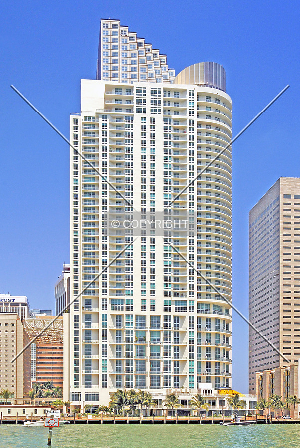 Met 1 by Jorge Molina