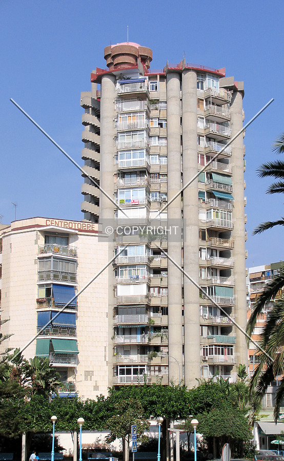 Edificio los Manantiales III by Risto Vähi