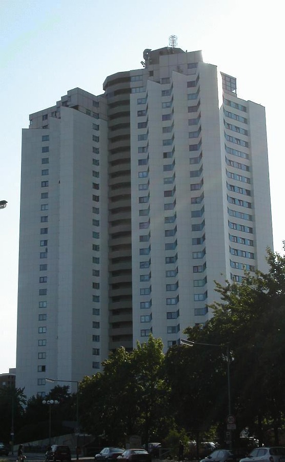 Zwickauer Damm 12 by Cesar Serrano