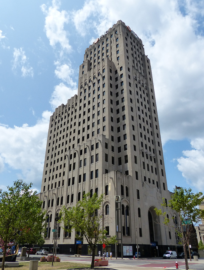 PNC Bank Building by Nate Lindsey