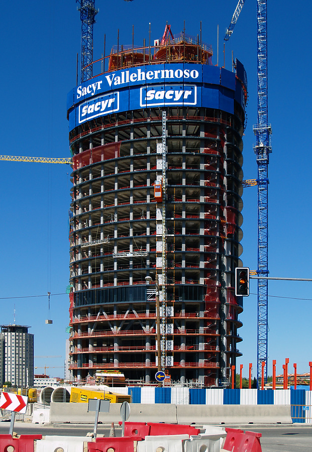 Torre Sacyr Vallehermoso by Cesar Serrano