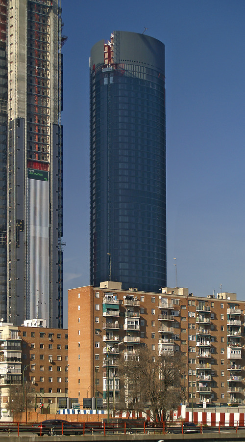 Torre Sacyr Vallehermoso by Cesar Serrano