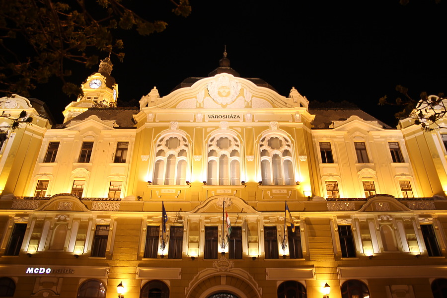 Vároháza by Kjetil Balog