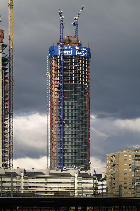 Torre Sacyr Vallehermoso by Cesar Serrano
