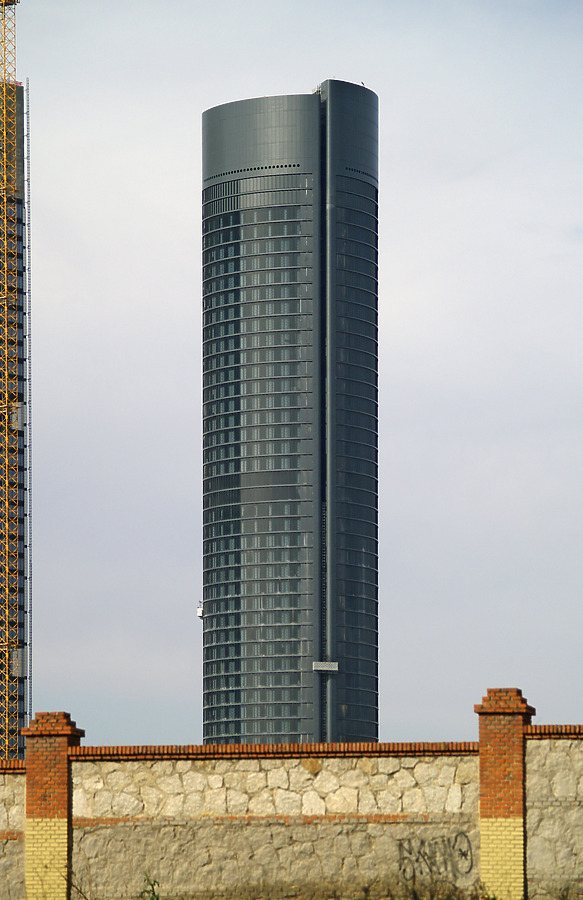 Torre Sacyr Vallehermoso by Cesar Serrano