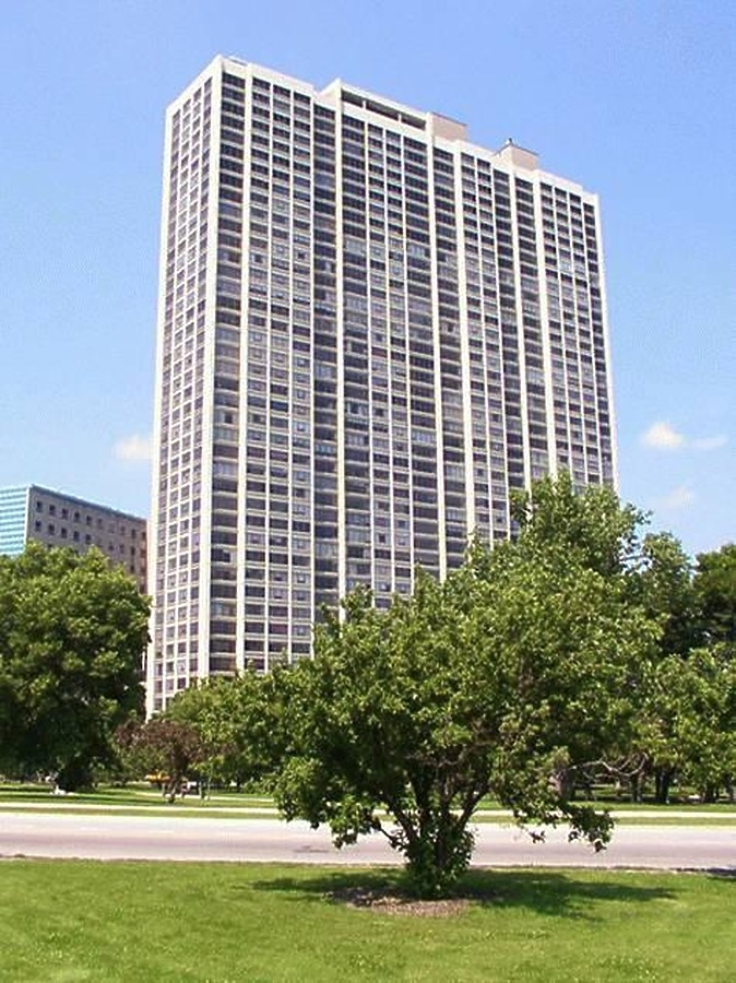 2800 North Lake Shore Drive Photo 136-680-266 - Stock Image - SKYDB