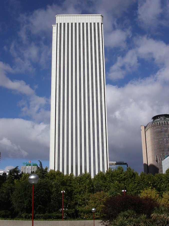 Torre Picasso by Cesar Serrano
