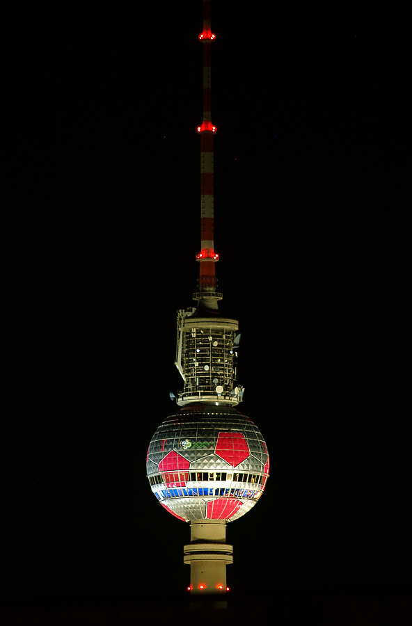 Berliner Fernsehturm by Cesar Serrano