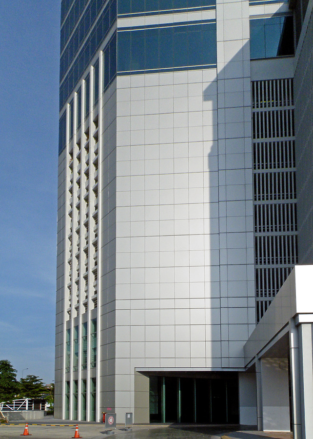 Chamchuri Office Tower by Horst Kiechle