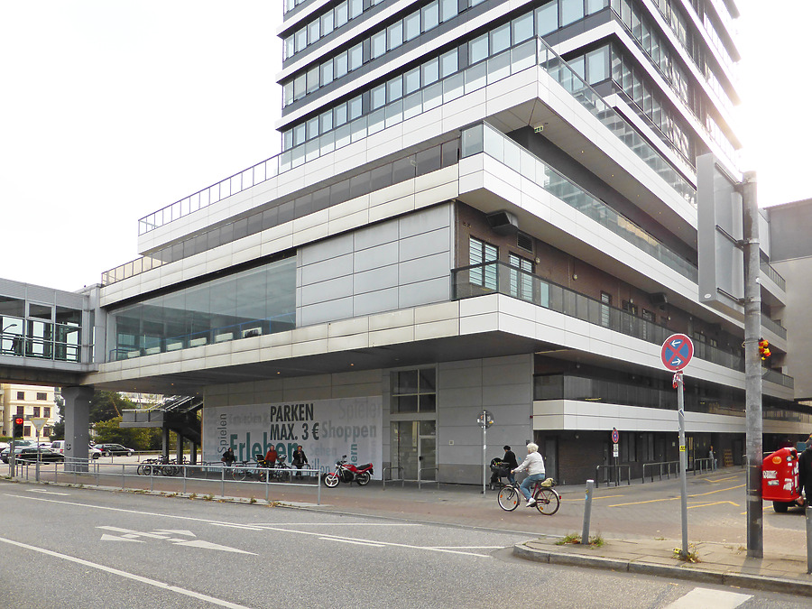 Mundsburg Office Tower by Der Hamburger