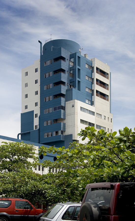 Centro Medico Imbanaco - Torre A by Jim Schwartz