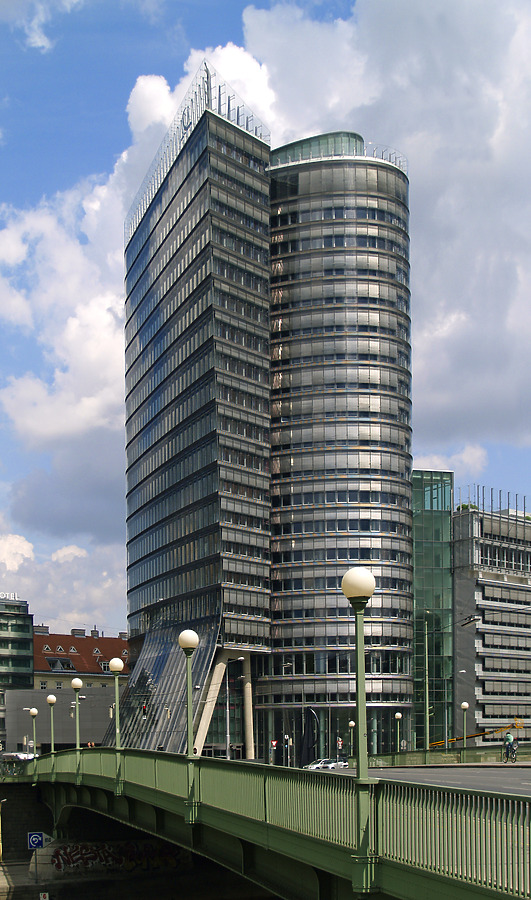 Uniqa Tower by Cesar Serrano