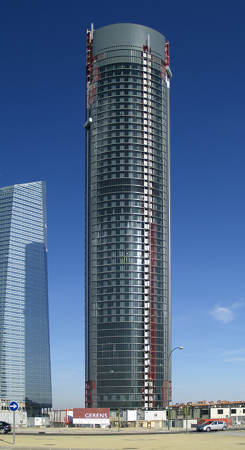 Torre Sacyr Vallehermoso by Cesar Serrano