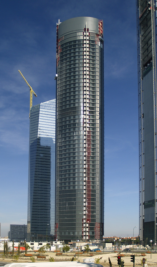 Torre Sacyr Vallehermoso by Cesar Serrano
