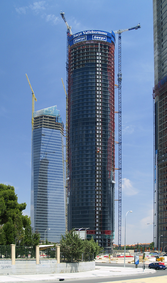Torre Sacyr Vallehermoso by Cesar Serrano
