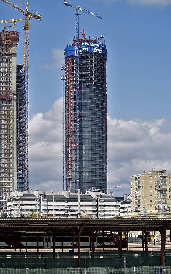 Torre Sacyr Vallehermoso by Cesar Serrano