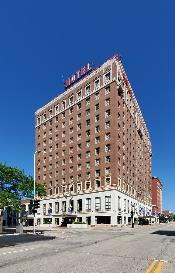 Hotel Père Marquette by Ryan Hildebrand