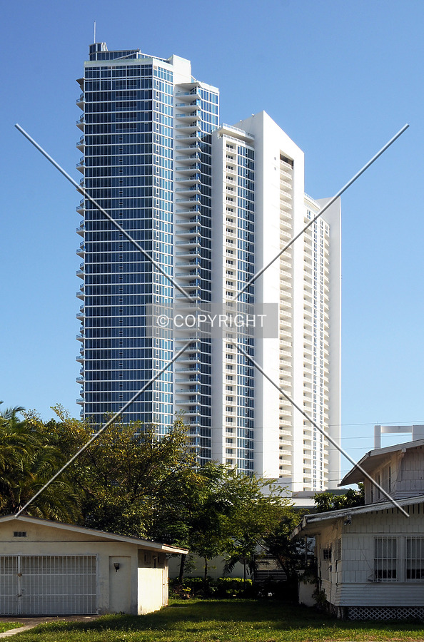 Paramount Bay at Edgewater Square by Jorge Molina