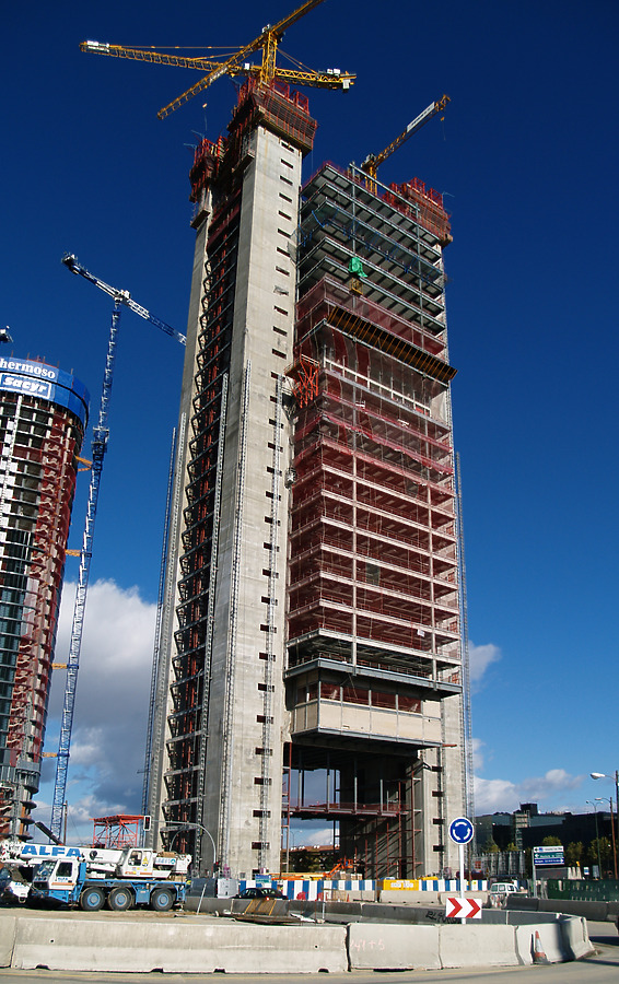 Torre Caja Madrid by Cesar Serrano