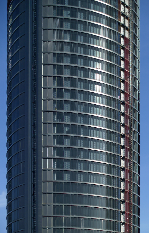 Torre Sacyr Vallehermoso by Cesar Serrano
