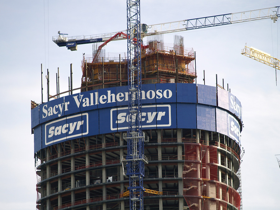 Torre Sacyr Vallehermoso by Cesar Serrano