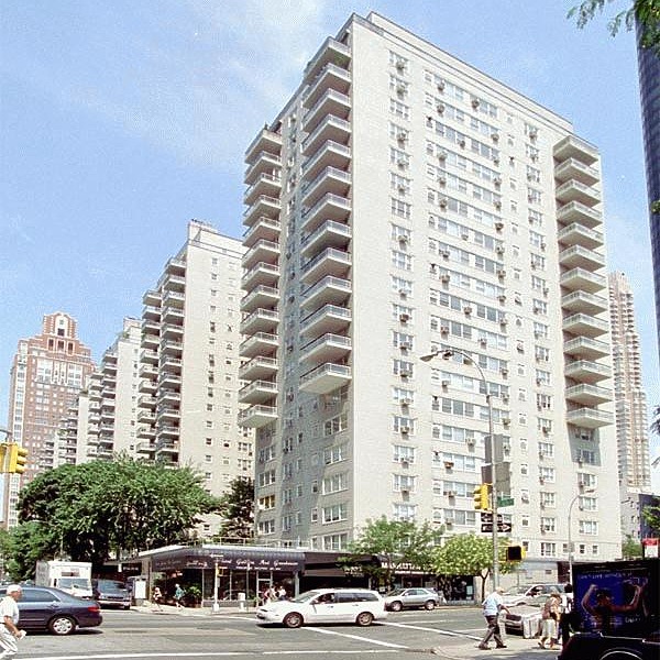 Manhattan House Apartments by Scott Murphy