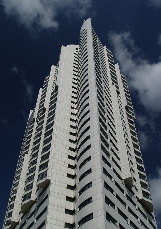 Hochhaus Neue Donau by Cesar Serrano