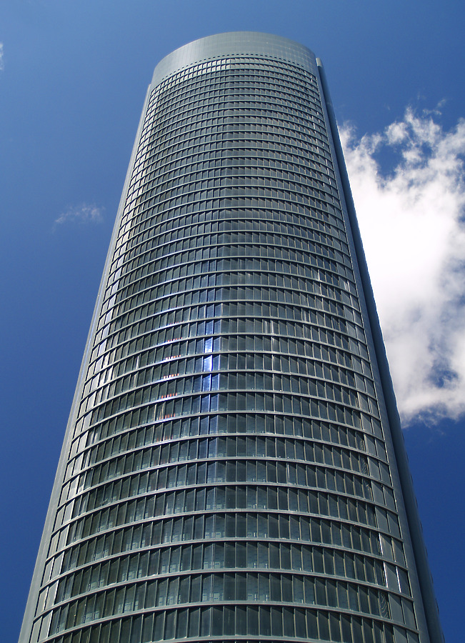 Torre Sacyr Vallehermoso by Cesar Serrano