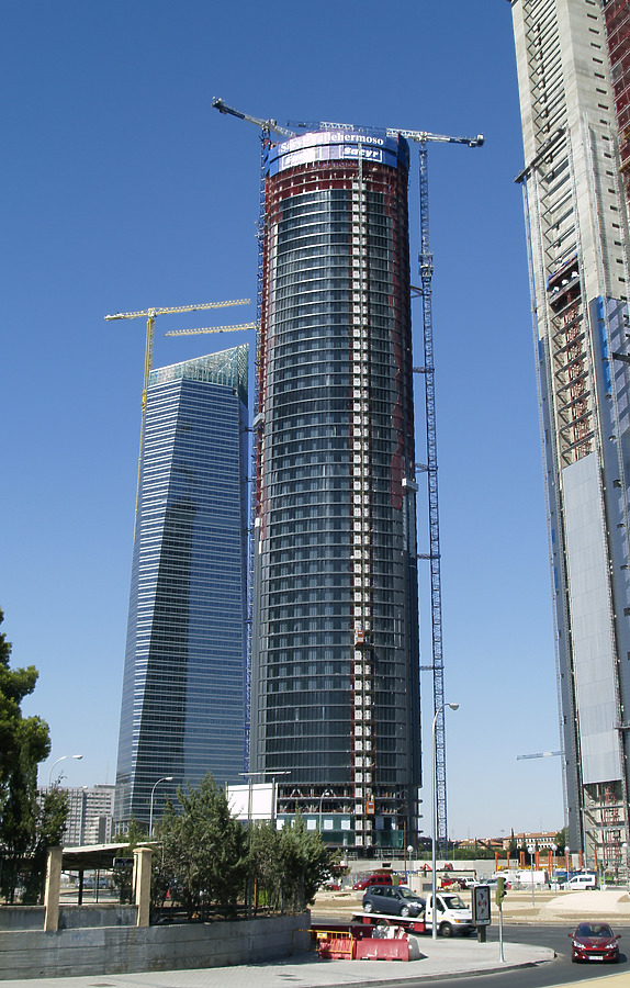 Torre Sacyr Vallehermoso by Cesar Serrano