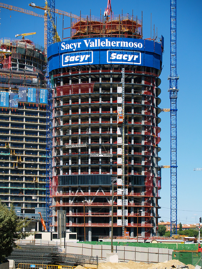 Torre Sacyr Vallehermoso by Cesar Serrano