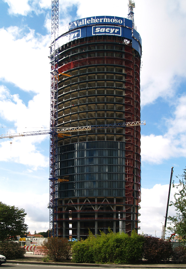 Torre Sacyr Vallehermoso by Cesar Serrano