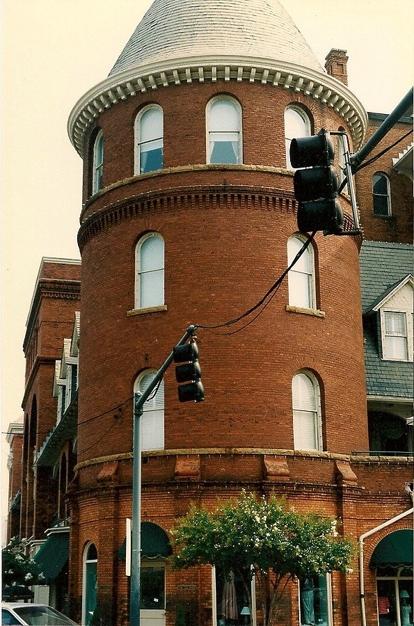 Windsor Hotel by Rodney Gunn