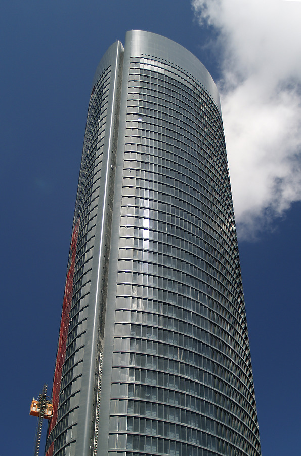 Torre Sacyr Vallehermoso by Cesar Serrano