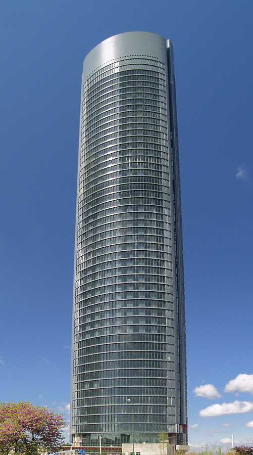 Torre Sacyr Vallehermoso by Cesar Serrano