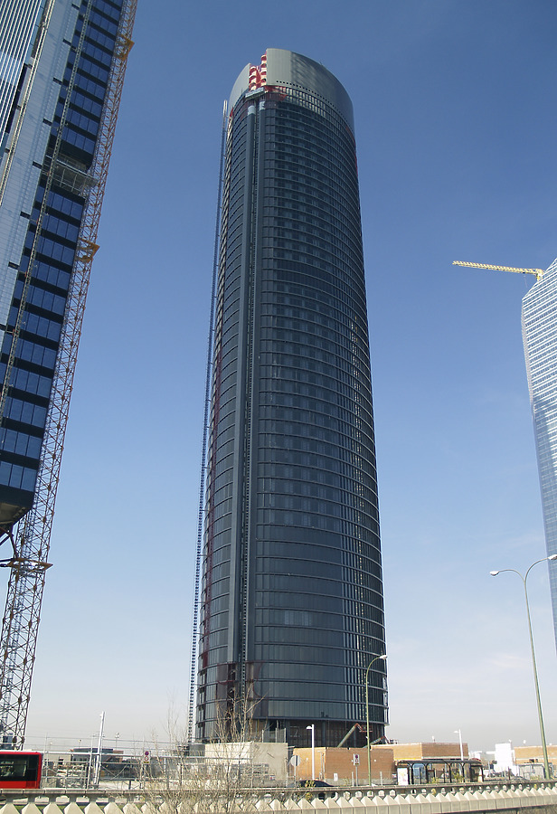 Torre Sacyr Vallehermoso by Cesar Serrano