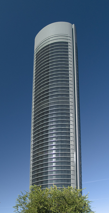 Torre Sacyr Vallehermoso by Cesar Serrano