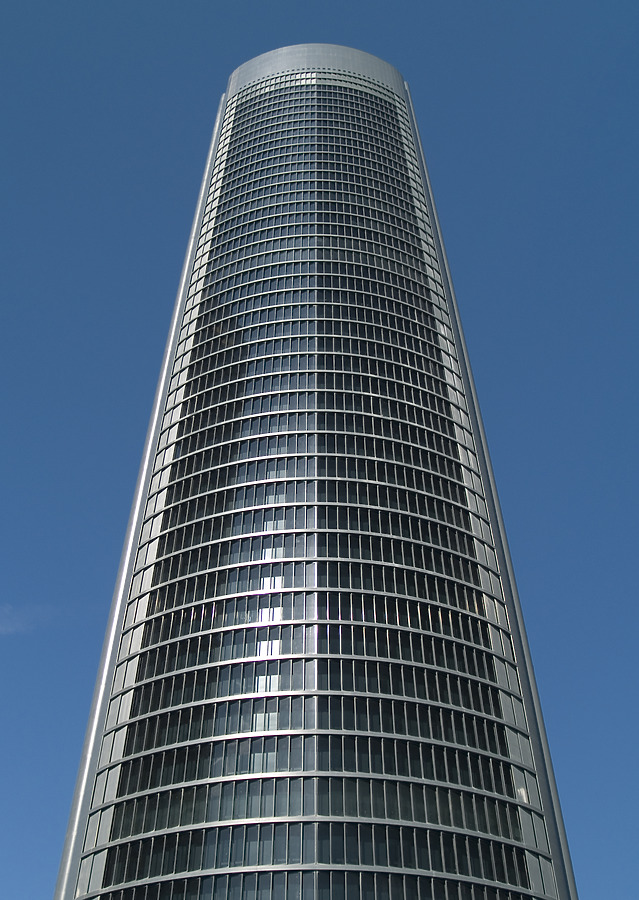 Torre Sacyr Vallehermoso by Cesar Serrano