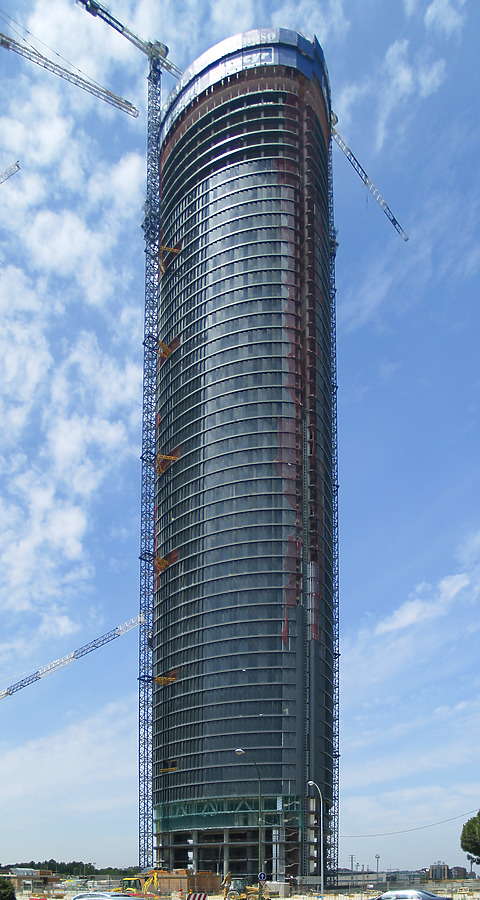 Torre Sacyr Vallehermoso by Cesar Serrano